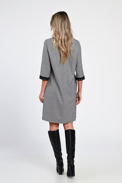 Rochie din stofă cu imprimeu mic pătrățele și detalii din dantelă – rochia Sabine Natalee