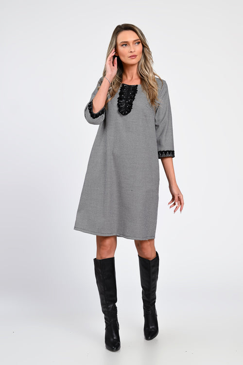 Rochie din stofă cu imprimeu mic pătrățele și detalii din dantelă – rochia Sabine Natalee