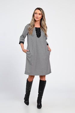 Rochie din stofă cu imprimeu mic pătrățele și detalii din dantelă – rochia Sabine Natalee