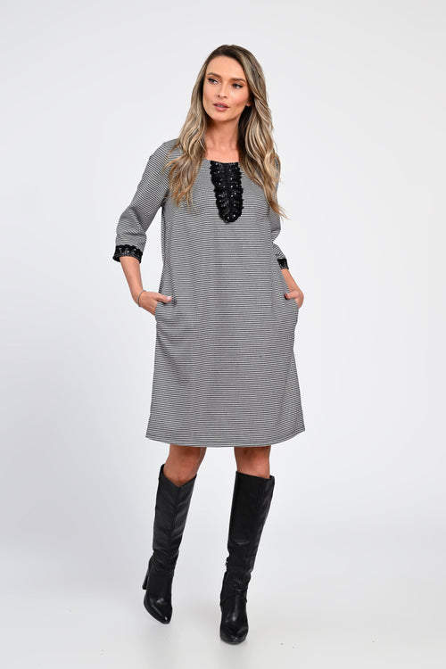 Rochie din stofă cu imprimeu mic pătrățele și detalii din dantelă – rochia Sabine Natalee