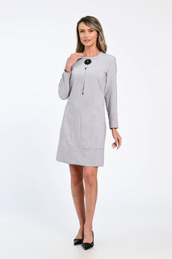 Rochie elegantă gri deschis cu nasturi decorativi și floare aplicată – rochia Elise Natalee