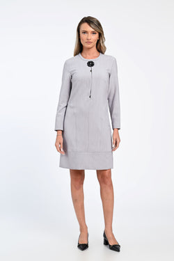 Rochie elegantă gri deschis cu nasturi decorativi și floare aplicată – rochia Elise Natalee