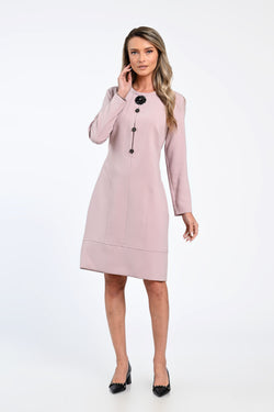 Rochie elegantă roz pudră cu nasturi decorativi și floare aplicată – rochia Elise Natalee