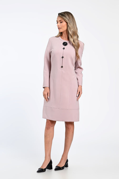 Rochie elegantă roz pudră cu nasturi decorativi și floare aplicată – rochia Elise Natalee