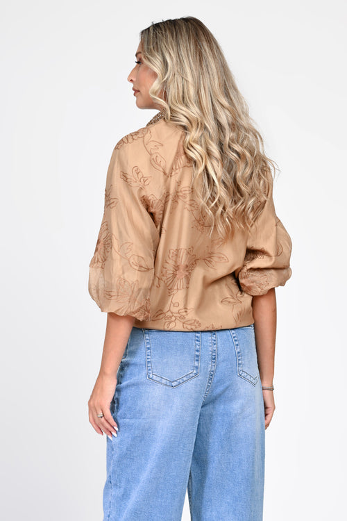 Cămașă camel din voal cu broderie florală și guler din dantelă