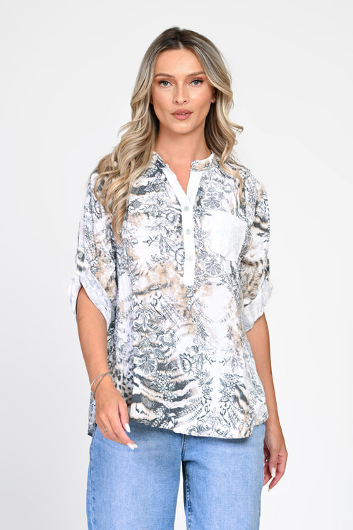 Bluză albă din vâscoză cu imprimeu floral și animal print