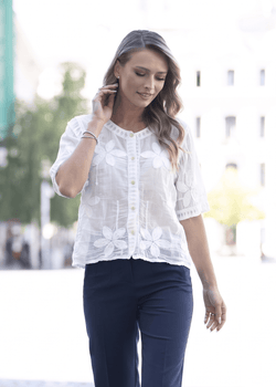 Bluză damă albă cu broderie florală Iris Natalee