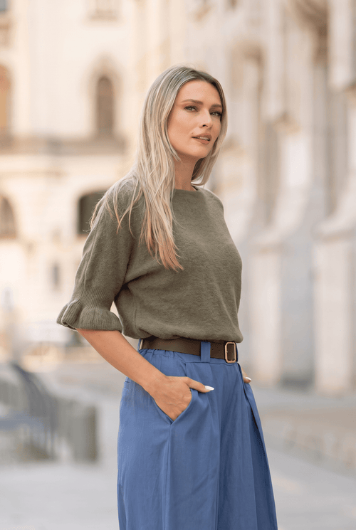 Pulover pufos cu decolteu larg și mâneci 3/4 cu volane, kaki Natalee