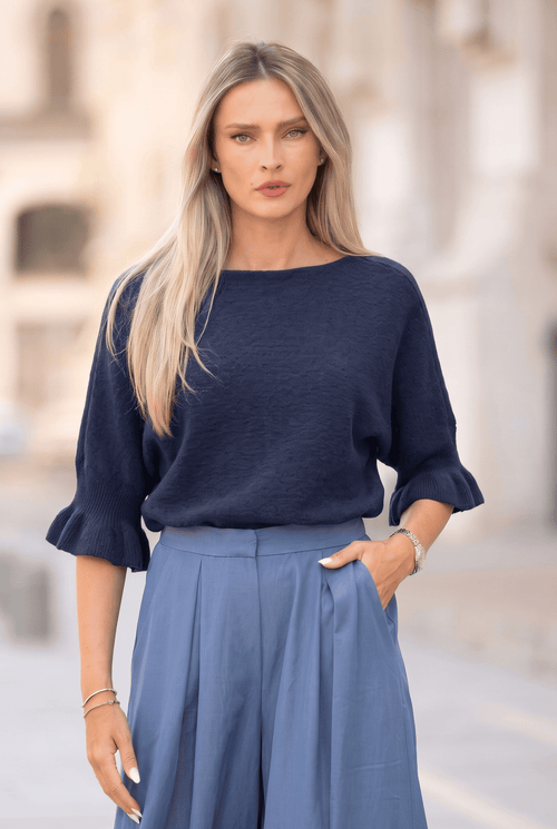 Pulover tricotat cu decolteu larg și mâneci 3/4 cu volane, bleumarin Natalee