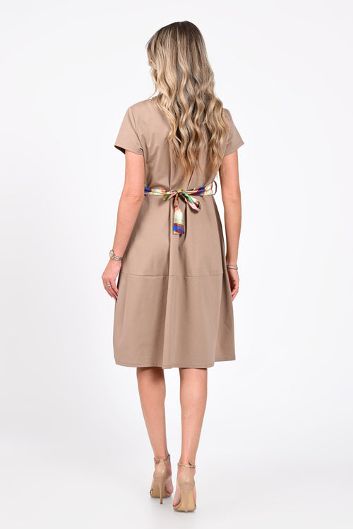 Rochie damă bej cu buzunare și cordon decorativ – Nadine Natalee Fashion