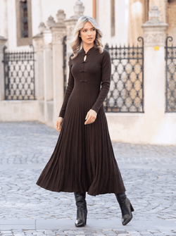 Rochie lungă maro ciocolatiu cu fustă plisată Evelina Natalee